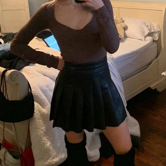 Aritzia Sunday Best Olive Mini 15” Skirt (Black Leather) - Picture 2 of 8